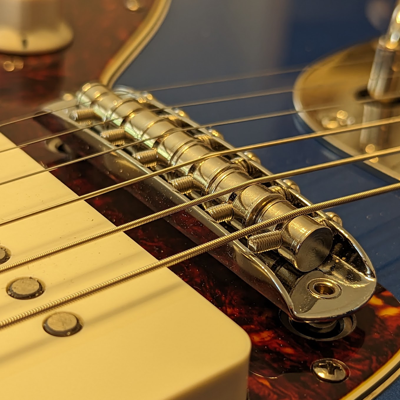 Mustang bridge - 9.5" radius 52mm string spread (for Jaguar and Jazzmaster)
